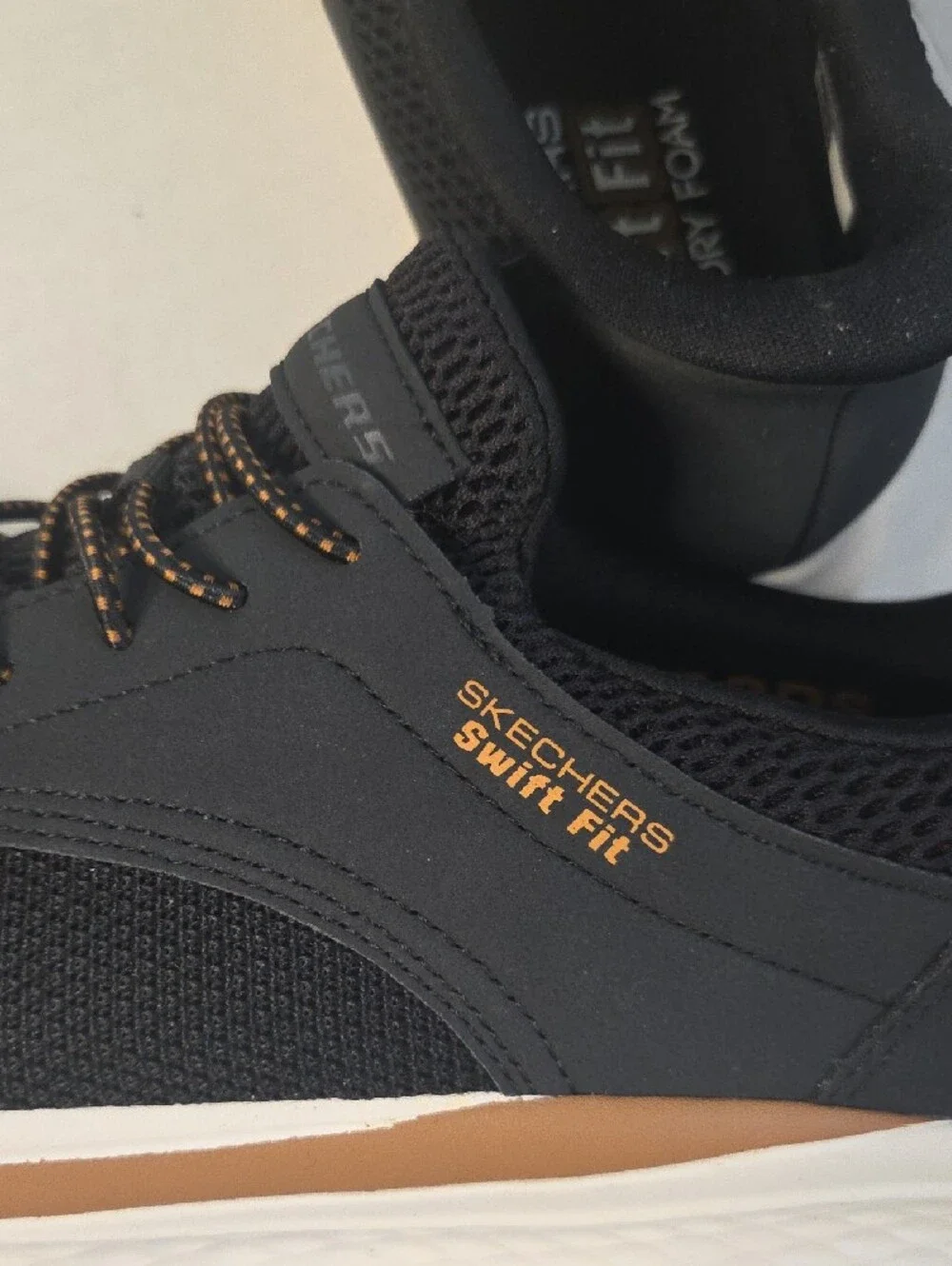 Skechers Swift Fit Memory Foam Men's Black Sneakers with Tan Accents Size 9